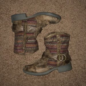 SOLD NEVER WORN ROXY BOOTIES